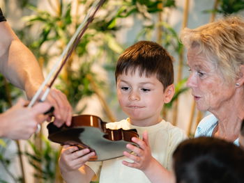 Gutt blir gitt en fiolin